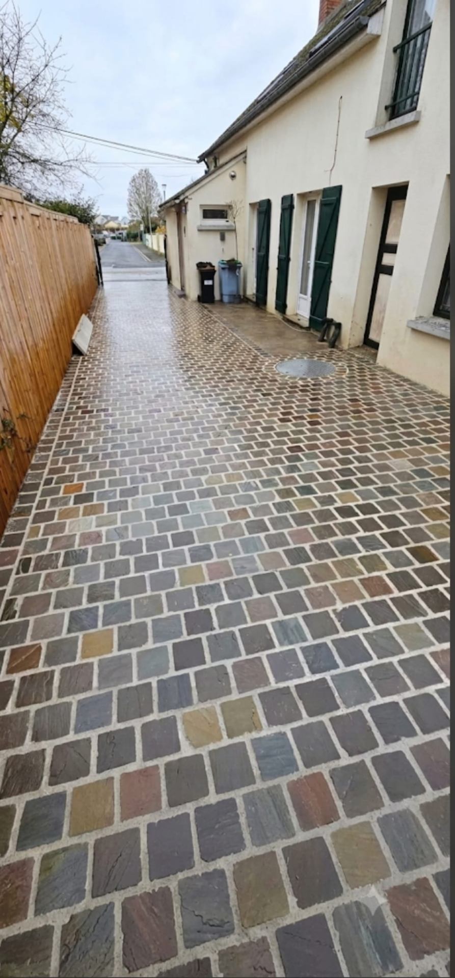 Terrassement et pose de 60 m² de pavés Kandla — Chessy (77700)